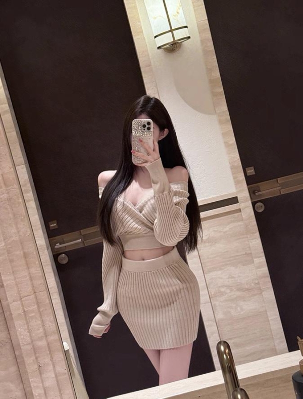 韓女純欲小女人交叉V領坑條紋針織衫+高腰包臀針織半身裙套裝