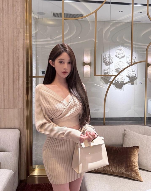 韓女純欲小女人交叉V領坑條紋針織衫+高腰包臀針織半身裙套裝