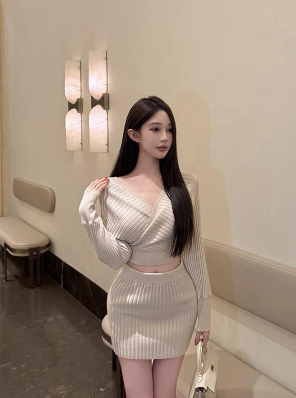 韓女純欲小女人交叉V領坑條紋針織衫+高腰包臀針織半身裙套裝