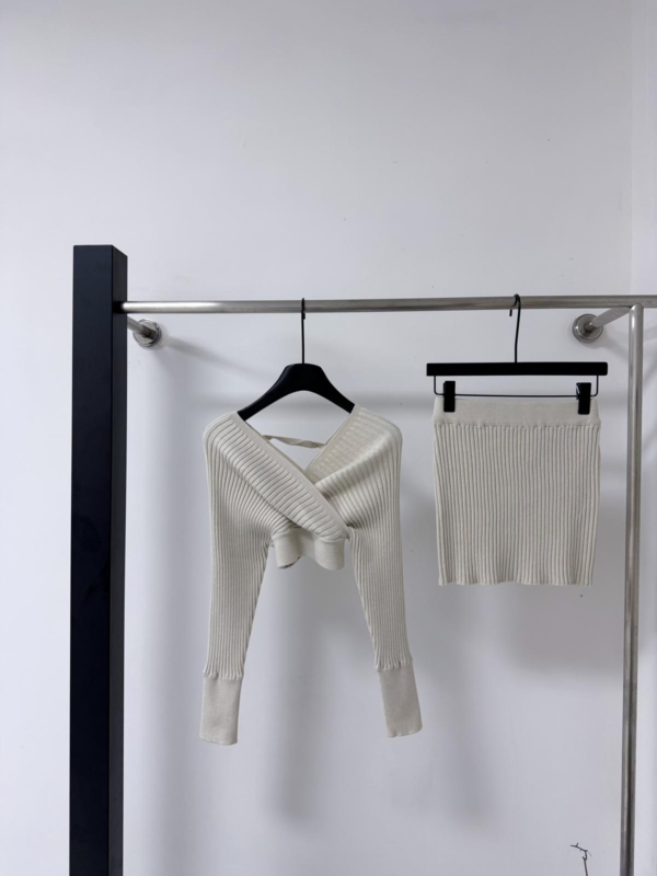 韓女純欲小女人交叉V領坑條紋針織衫+高腰包臀針織半身裙套裝